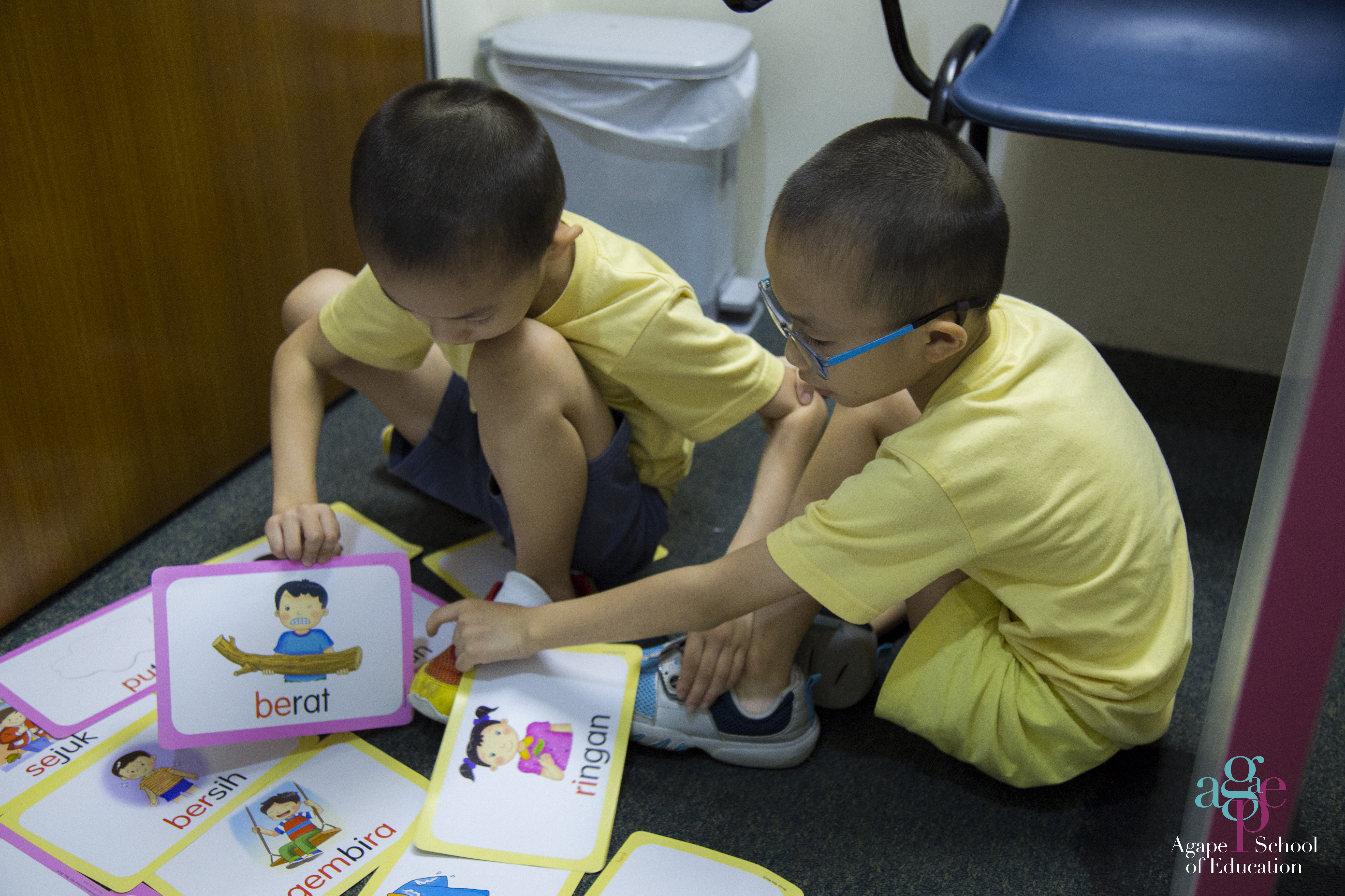 Children learning Malay vocabulary with flashcards in class.